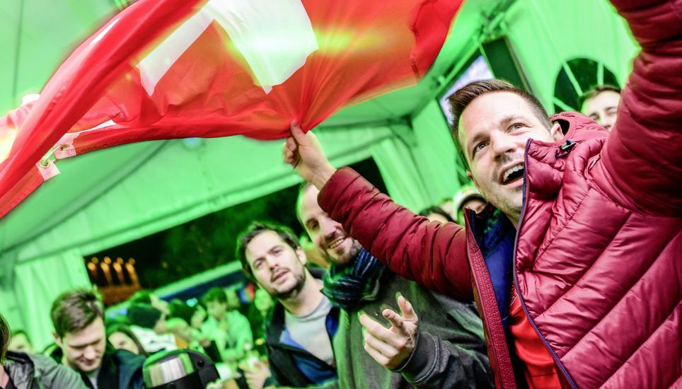 Die Schweiz ist eine Runde weiter: Auf dem «Glührheinschiff» verfolgten zahlreiche Fans das Spiel im Public Viewing mit. Bild: Melanie Duchene