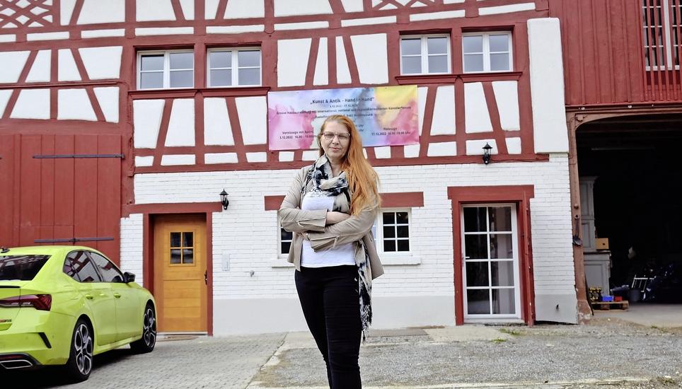 Heute erfolgt der Startschuss: Ivana Felder vor der sanierten, über 350 Jahre alten Scheune in Wildensbuch. Bilder: Fabio Bleise