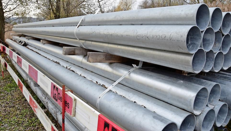 Die Stahlrohre für die Neupfählung im Bootshafen Eschenz lagern momentan noch am Seeufer. Bild: Thomas Martens