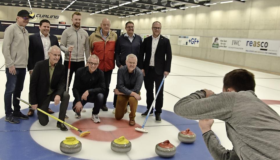 Das lokale OK mit den Vertretern von Swiss Curling. Links ist Nationaltrainer Thomas Lips und in der Mitte (mit Bart) ist EM-Silbermedaillengewinner Yannick Schwaller zu sehen.