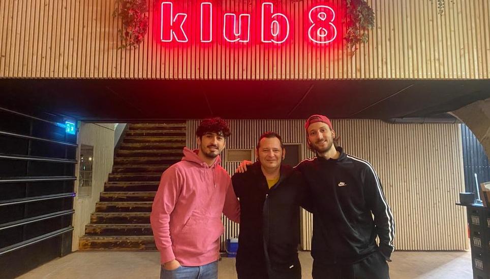Die Band-Union und der Klub 8 gehen künftig gemeinsame Wege. (v.l.n.r.) Klub 8-Präsident Dogukan Karatas, Ronny Bien, Präsident Band-Union und Vizepräsident des Klub 8, Yannick Vuga. Die Partnerschaft soll den Musikschaffenden in Schaffhausen ein Ansprech-Organ bieten. Bild: zVg/Band-Union