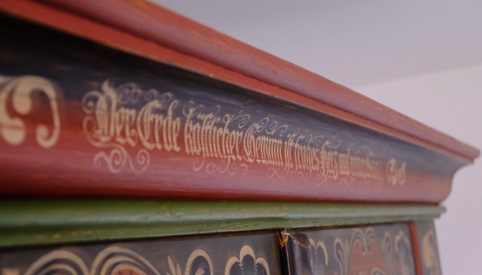 «Der Erde köstlicher Gewinn ist frohes Herz und reiner Sinn.» Das steht auf diesem alten Schrank geschrieben.