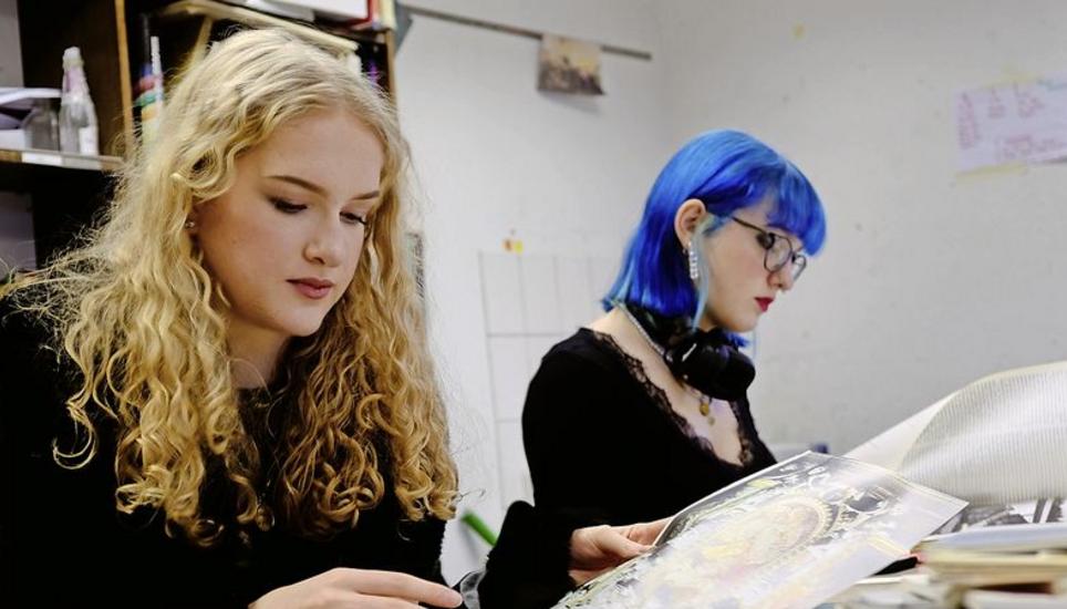 Anna-Lena Schäfer (l.) und Carolina Fernandes arbeiten an ihrer Projektarbeit. Bild: Fabio Bleise