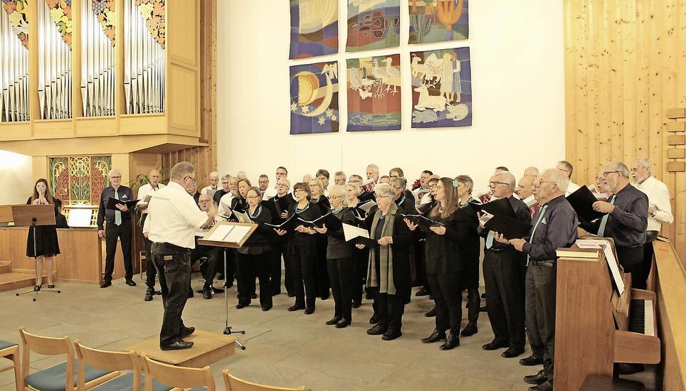 Der Männerchor Buchberg und der Gemischte Chor Reinklang aus Rüdlingen. Bild: Mirza Hodel