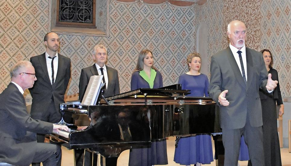 «La Compagnia Rossini» unter der Leitung von Armin Caduff (r.) in der Steiner Stadtkirche am Samstagabend. Bild: Margrith Pfister-Kübler