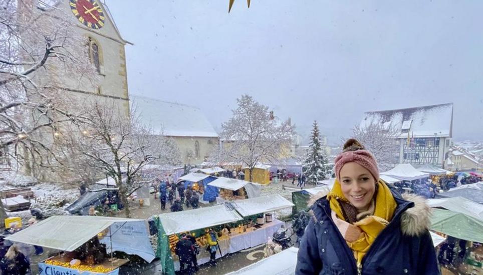 OK-Chefin Nicole Gurtner schaut gerne vom «Sternen» auf den Kirchplatz, wo am Samstag der Thaynger Weihnachtsmarkt stattfand. Bild: Gudrun Trautmann