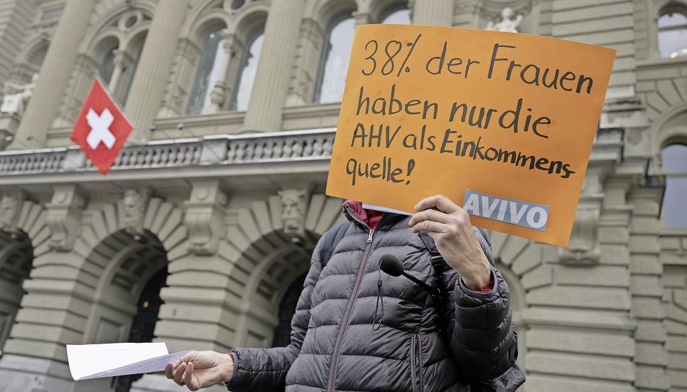 Teilnehmer protestieren und fordern die dringende Einführung einer 13. AHV-Rente. Bild: Keystone