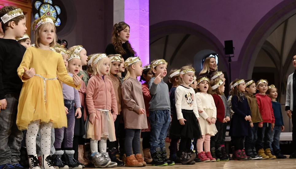 Die Kinder vom Kindergarten Gruben 1 und 2 singen «En alte Stern» von Andrew Bond am Weihnachtskonzert der Schaffhauser Schulen im St. Johann. Bild: Selwyn Hoffmann