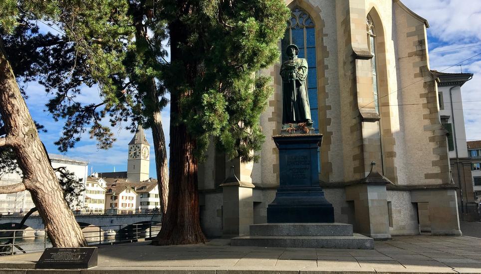 Das Zwingli-Denkmal bei der Wasserkirche wurde vom österreichischen Bildhauer Heinrich Natter geschaffen und 1885 eingeweiht. Bild: zVg