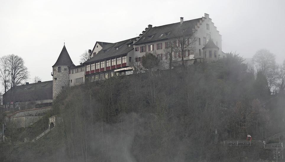 Der Schleier lüftet sich: Das Schloss Laufen am Rheinfall mitsamt Schlossareal soll ab 2024 für über 50 Millionen Franken saniert werden. Bild: Alexander Joho