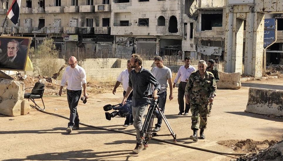 Mit Kameramann Diego Wettstein in Daraa, Syrien, dort, wo die syrische Revolution 2011 ihren Anfang genommen hatte. Bild: zVg