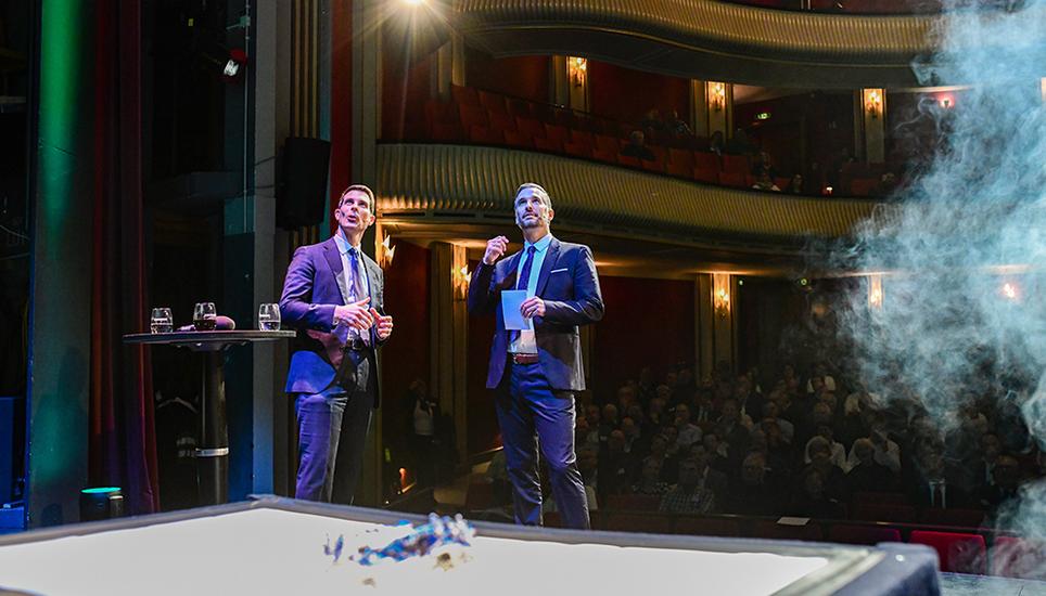 Thierry Burkart (FDP-Parteipräsident) und Robin Blanck (SN-Chefredaktor) analysieren den frisch gegossenen Bleiklumpen.