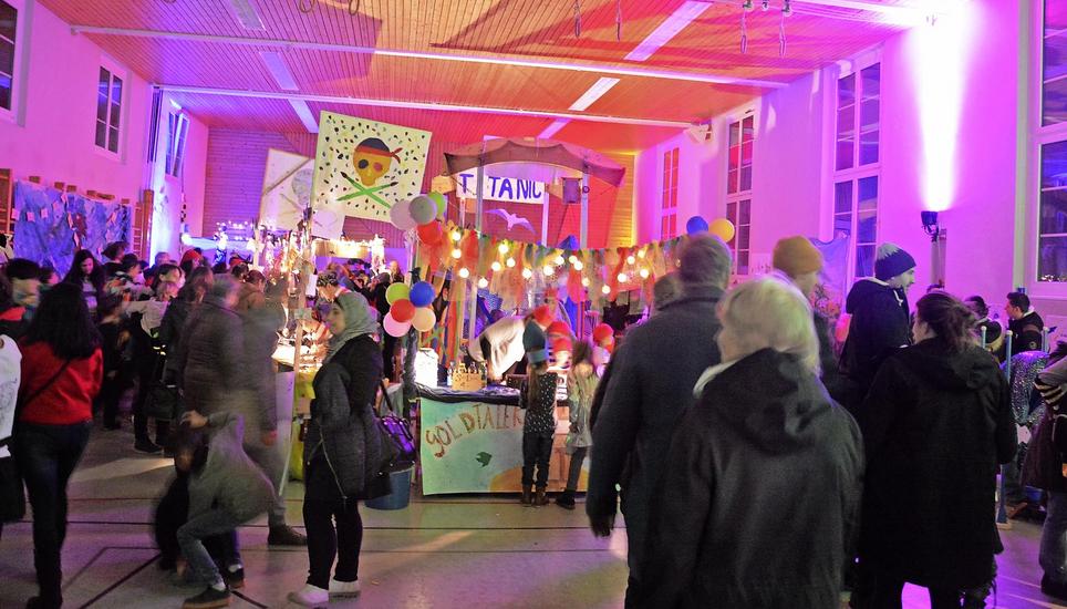 Die dekorierte Turnhalle Spilbrett war am Donnerstagabend durchgehend proppenvoll. Bild: Alexander Joho