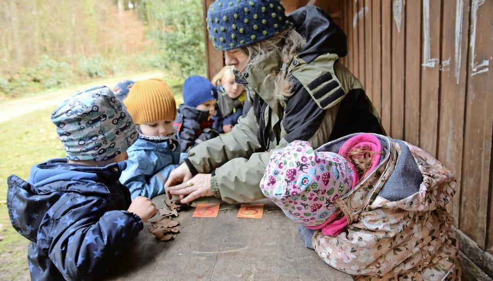 Bei Rechenübungen werden Blätter und Steine zu Hilfe genommen. Bild: Saskia Baumgartner