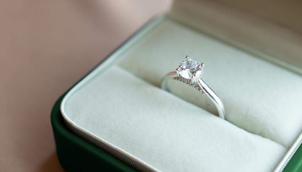Bei der Kontrolle eines Fahrzeugs fanden die Beamten im Kofferraum neben einer Schatulle mit dem Ohrschmuck auch ein Schmuckkästchen für einen Ring, sowie die zugehörigen Rechnung von über 1750 Schweizer Franken. Symbolbild: Pexels
