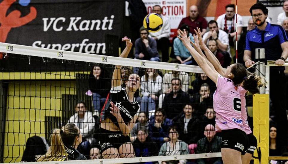 Romy Jatzko (Mitte), hier im Cup-Spiel gegen Aesch-Pfeffingen, ist die Saison-Topskorerin beim VC Kanti. Bild: Key