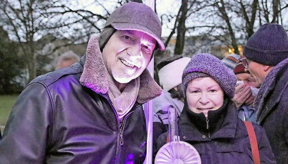 Die Petrollampe, die sich Eleonor und Jacques Stähli ersteigert haben, ist wohl nicht antik, aber hübsch.