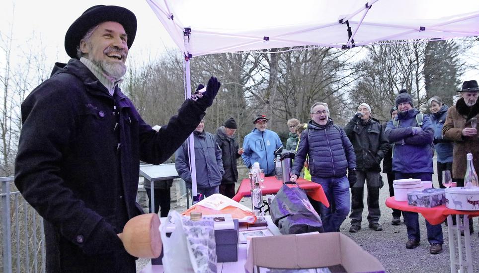 Martin Harzenmoser bringt für fünf Franken eine Klistierspritze unter den Hammer. Bilder: Dominic Caviezel