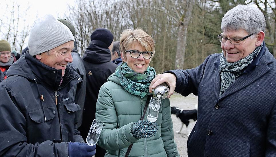 Vereinspräsident Ruedi Meier (rechts) schenkt Eliane und Richard Jenny ein. Gläser musste man selbst mitbringen.
