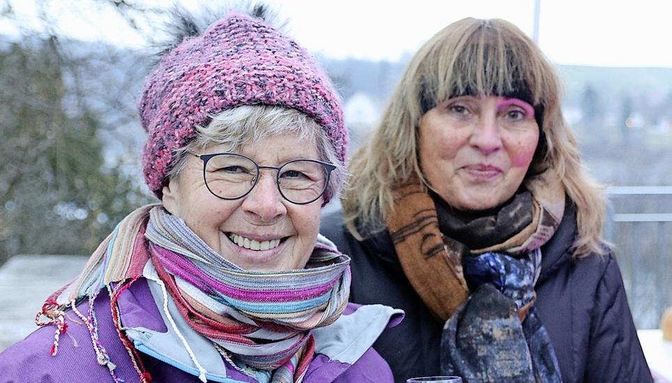 Stephanie Pinato (links) und Marianne Huber stellen sich die alte Hotelanlage mit ihrem ganzen Prunk vor.