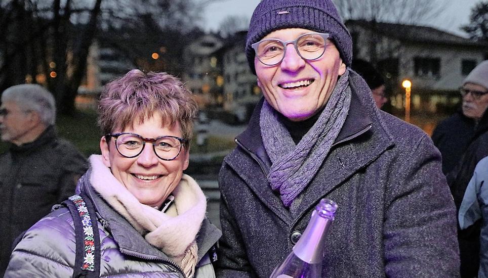 Susane Sulzberger und Rolf Ramsperger leeren ihre letzte Flasche Champagner im Scheinwerferlicht.