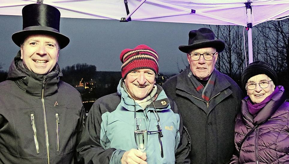 Der Neuhauser Gemeindepräsident Felix Tenger stösst mit Max Falk und Reinhard und Gertrude Ege (von links) an.
