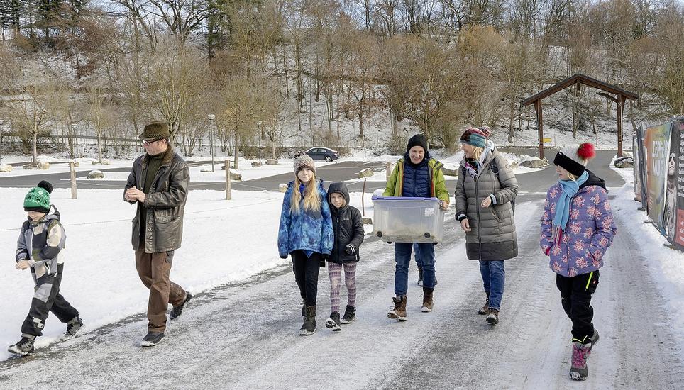 Die Delegation aus der Schweiz am Sonntagmorgen in Eigeltingen (D): Anja Wirz mit Erna in der Kiste und Ernas Fan-Club aus Schaffhausen.