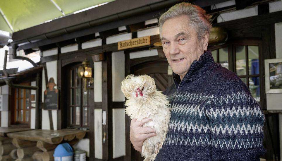 Endlich wieder vereint: Der Seniorchef des Erlebnisparks Lochmühle ist glücklich, dass seine tierische Chefsekretärin wohlbehalten zurück ist. Bilder: Jeannette Vogel