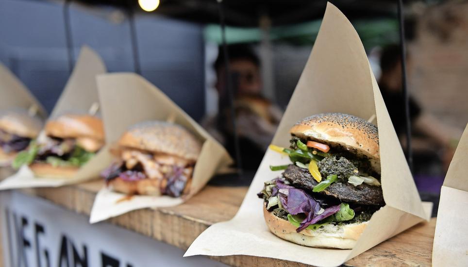 Die Ernährung, und davon vor allem Fleisch, macht einen Grossteil des individuellen ökologischen Fussabdrucks aus – das Angebot von veganen Burgern kann helfen, häufiger auf Fleisch zu verzichten. Bild: Keystone