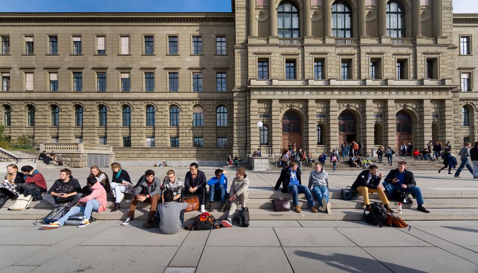 Bald berät das Parlament, ob Hochschulabsolventen aus sogenannten Drittstaaten von den Kontingenten ausgenommen werden. Symbolbild: zVg/ETH Zürich / Alessandro Della Bella