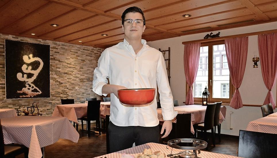 Luka Baratovic tischt im neuen Fondue-Stübli der Steiner «Ilge» auf. Bild: Thomas Martens