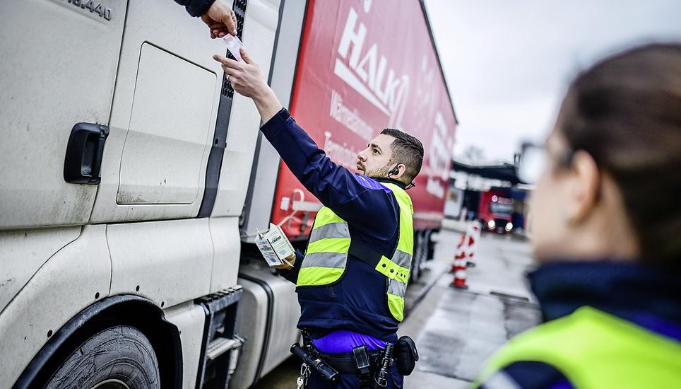 Der erste Teil der Kontrolle: Der Chauffeur muss sich ausweisen.