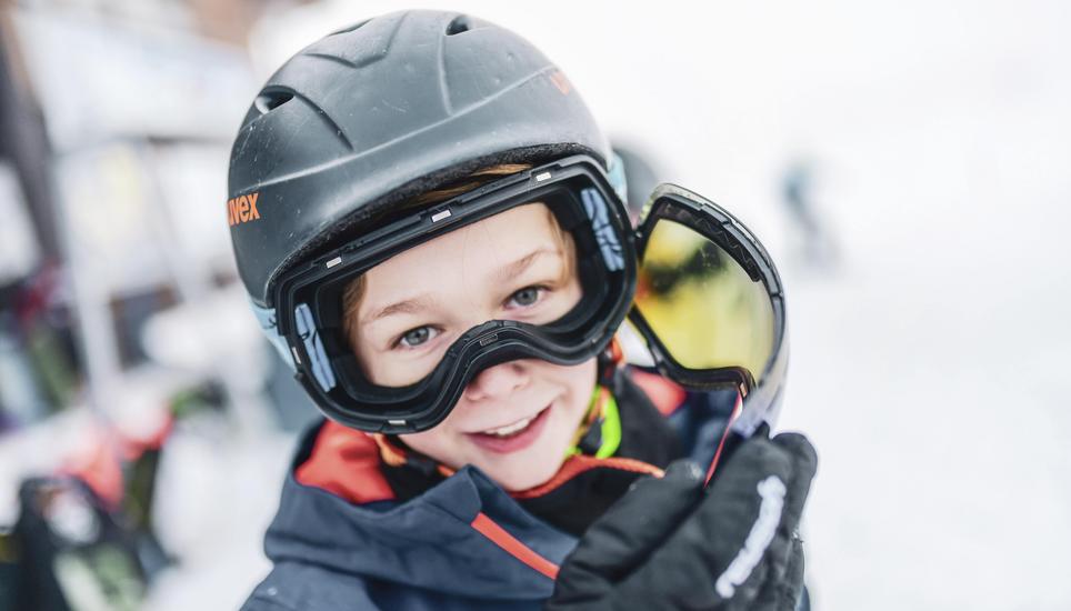 Die Freude am Skifahren steht ihm ins Gesicht geschrieben.