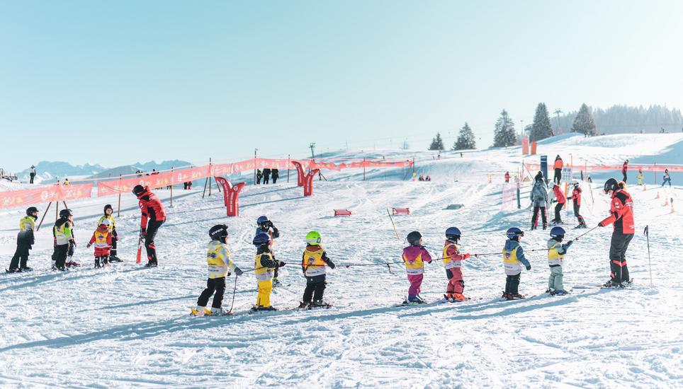 In Flumserberg Tannenboden ist der Pulverschnee ganz leicht und locker, die Sonne strahlt.