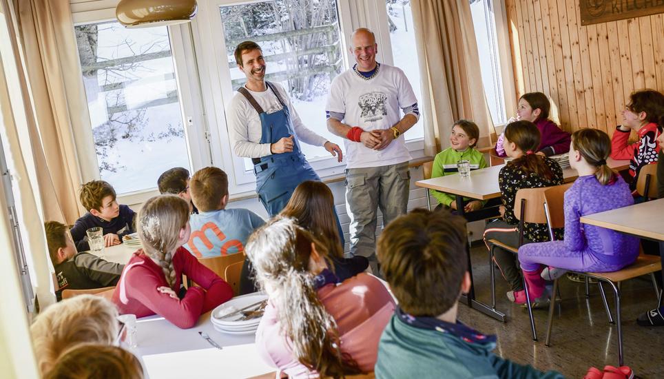 Das Skilagerleiterduo mit Gilbert Zosso (l.) und Ralph Züllig sorgt noch vor dem Mittagessen für Unterhaltung.