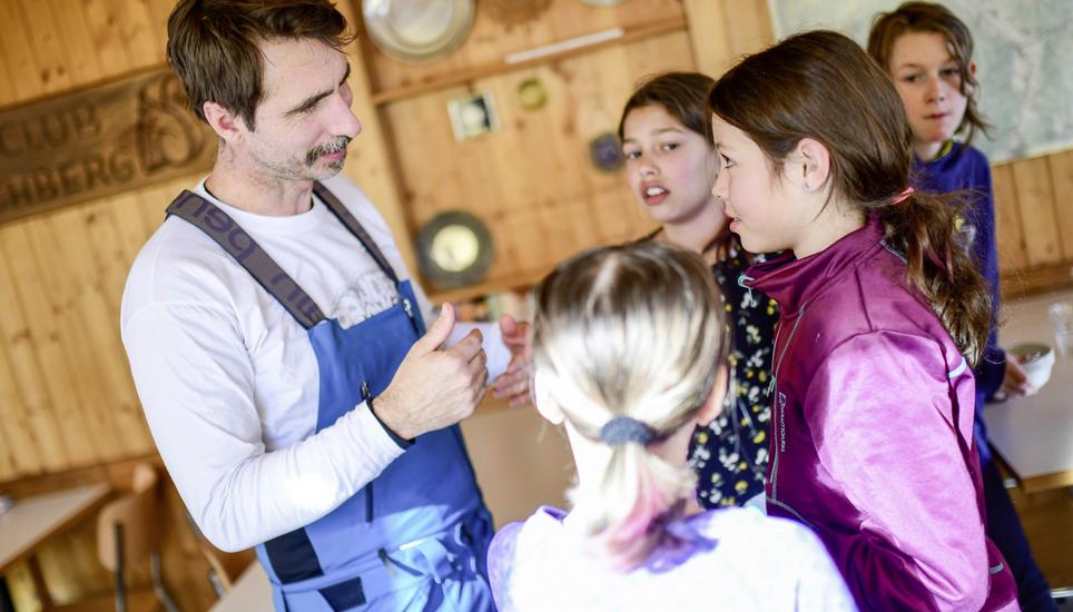 «Denkt an die Sonnencreme!», sagt der Skilagerleiter Gilbert Zosso.