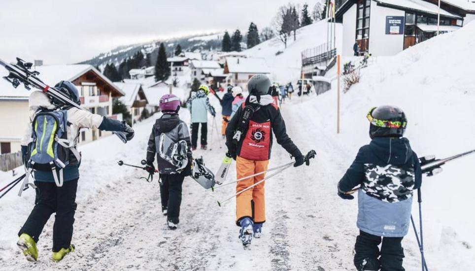 Auf geht’s: Die einen finden Skifahren cooler, die anderen wiederum Snowboarden. Bilder: Melanie Duchene