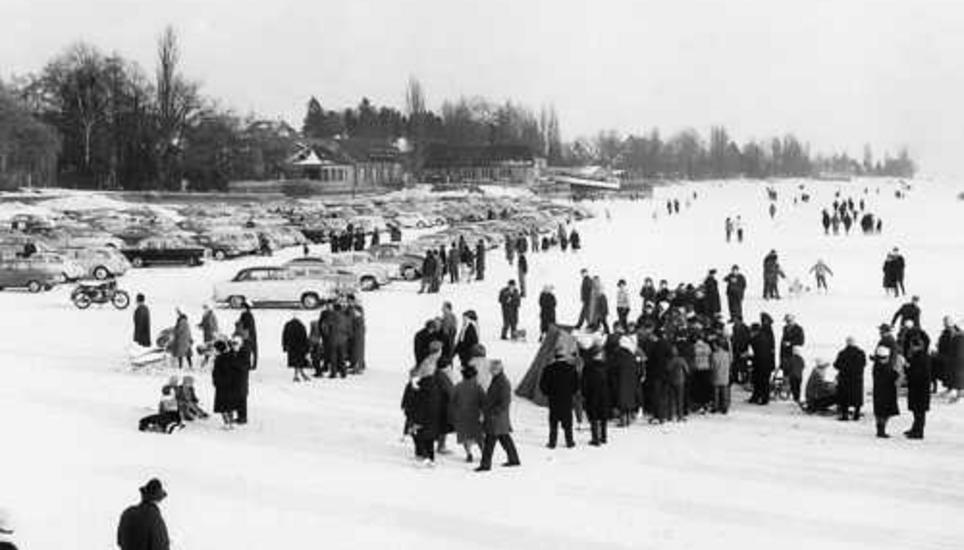 In ganzen Gruppen strömten die Menschen auf das Eis. Bild: SN-Archiv