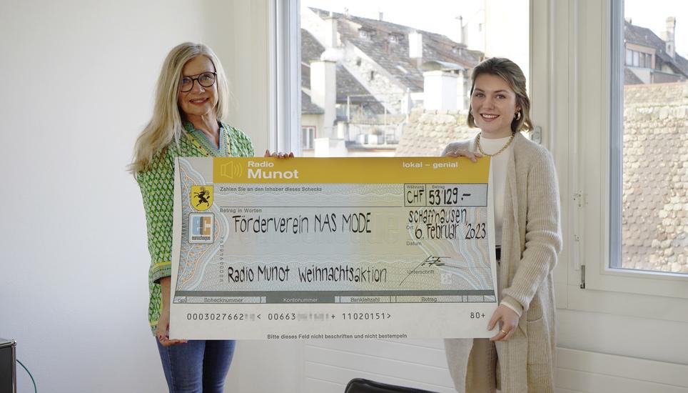 Desirée Gächter (r.) überreichte Bea Petri vorgestern den Scheck. Bild: Shania Eberhard