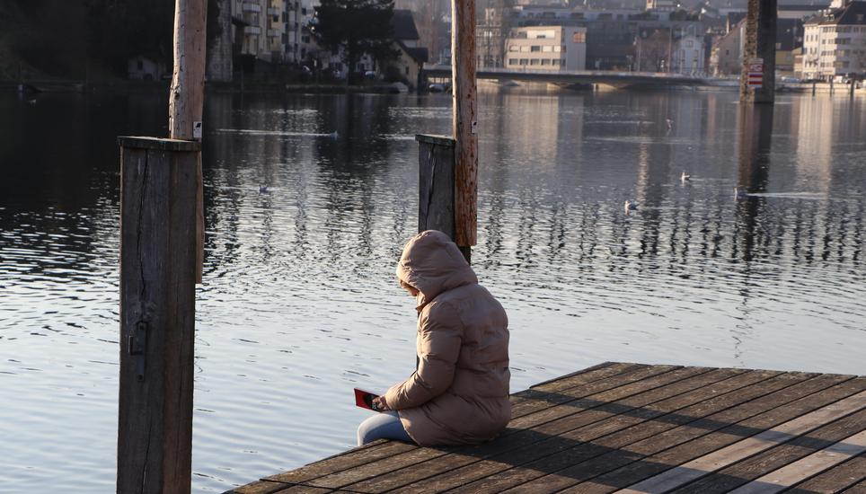 Der Kälte zum Trotz verbringen einige Leute die Zeit an der Sonne.