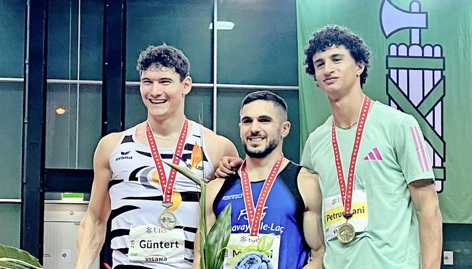 Enrico Güntert mit der verdienten Silbermedaille (links) auf dem Siegerpodest mit Pascal Mancini und Ricky Petrucciani.