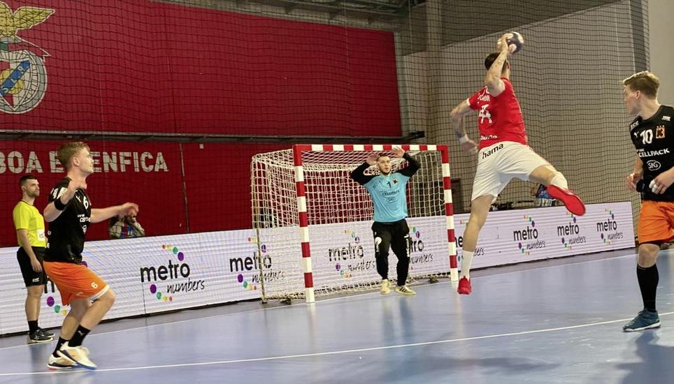 Kadetten Keeper Kristian Pilipovic (Mitte) wurde in Lissabon zum Matchwinner. Auf dem Bild versucht Petar Djordjic (44) Pilipovic zu überwinden. PD-Bild: Max Böni