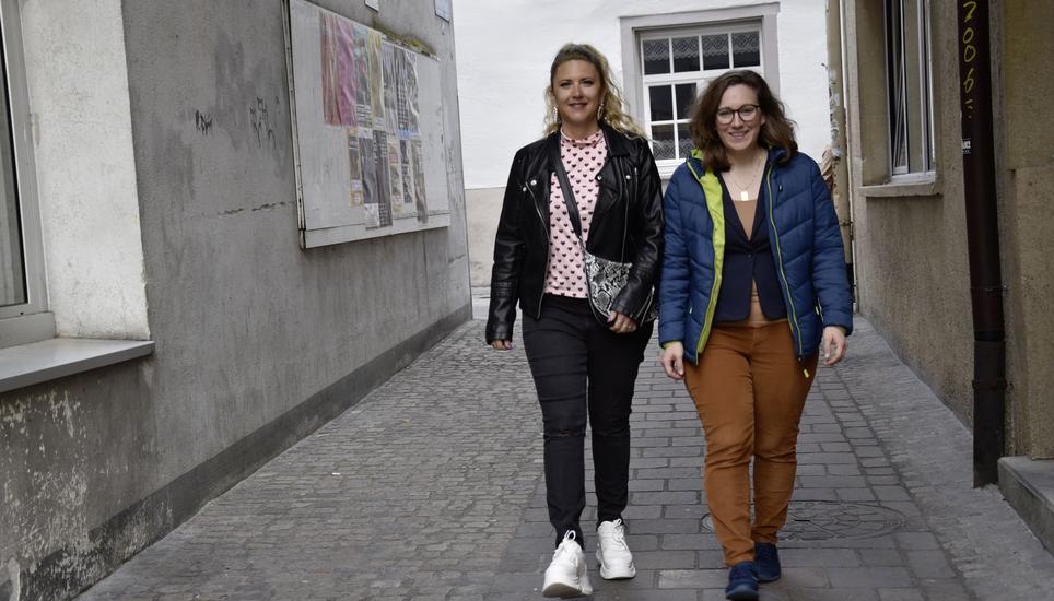 Isabelle Wäckerlin und Ramona Pfund vom Theater Hallau setzen sich mit ganz viel Elan für ihren Verein ein. Bild: Sandy Hedinger
