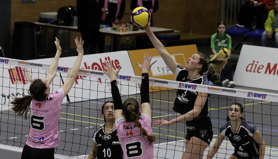 Molly Lehmann (r.) am letzten Samstag gegen den Block von Aesch-Pfeffingen. Bild: Werner Schläpfer