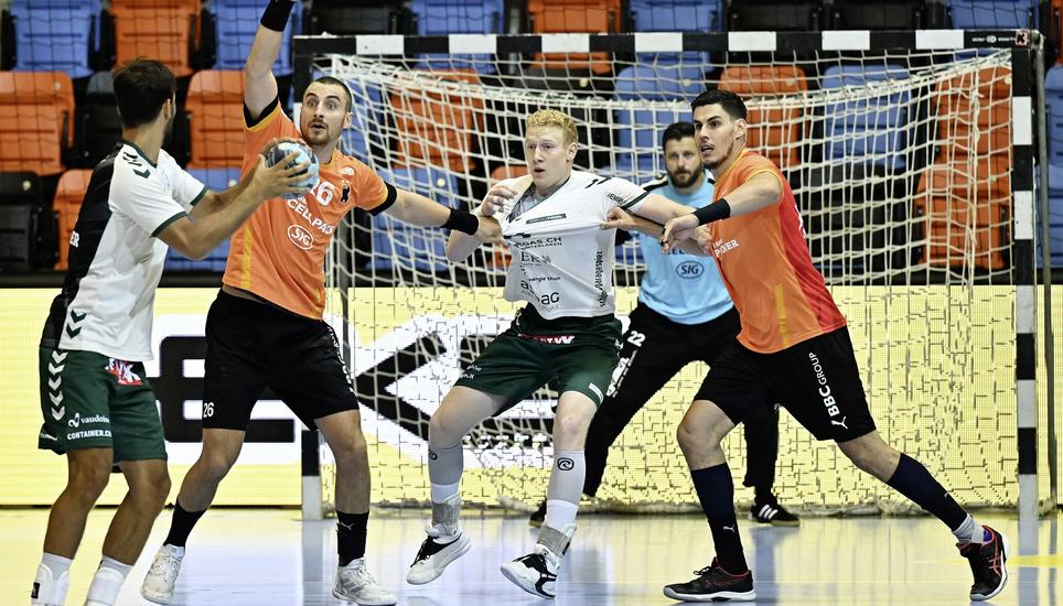 Auch gegen Thun ist in der Deckungsarbeit der Kadetten wieder volle Konzentration angesagt. Im Bild Lukas Herburger (orange, links) und Luka Maros (rechts). Bild: Michael Kessler