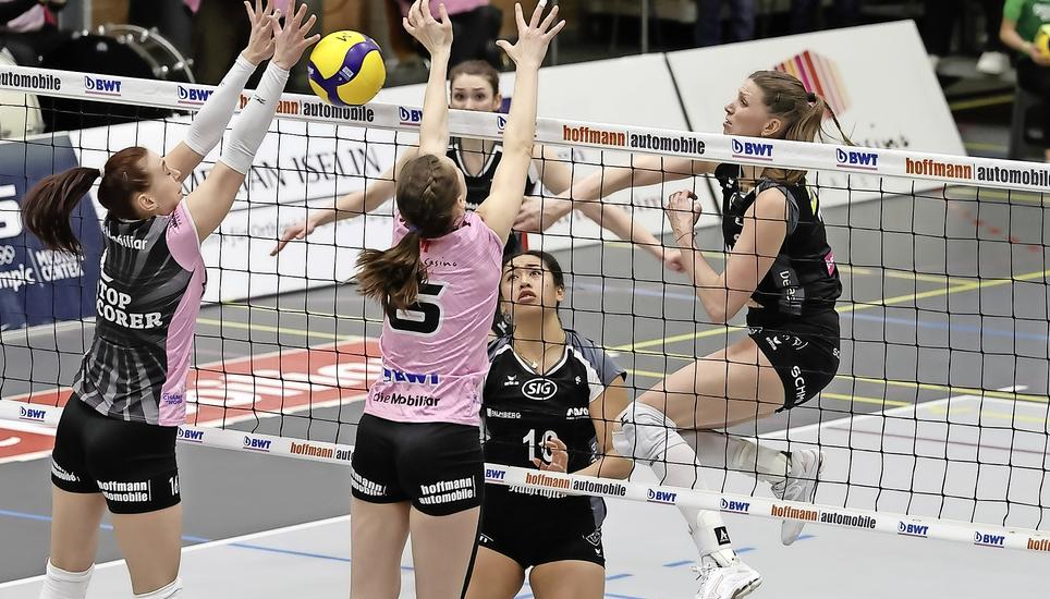 Katerina Holaskova (r.) findet eine Lücke im Block von Aesch-Pfeffingen. Bild: Werner Schläpfer
