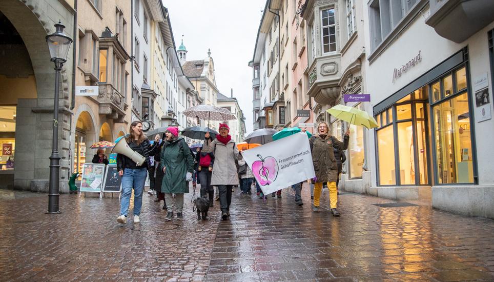Frauen haben die Nase voll von Ausreden: Mit lautstarken Parolen machten sie auch in Schaffhausen auf ihre Anliegen aufmerksam. Bilder: Roberta Fele