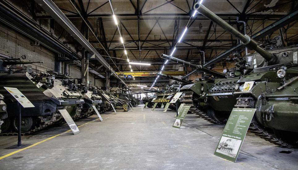 Für die Panzer und anderen Militärfahrzeuge, die derzeit auf dem SIG-Areal ausgestellt sind, wird ein neuer Standort benötigt. Bild: SN-Archiv/Roberta Fele