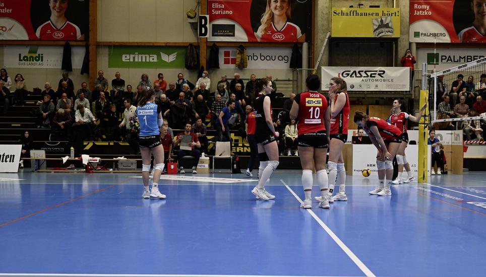 Enttäuschung pur bei den Spielerinnen des VC Kanti: Im entscheidenden dritten Playoff-Spiel gegen Aesch-Pfeffingen resultierte eine 2:3-Niederlage. Bild: Reinhard Standke