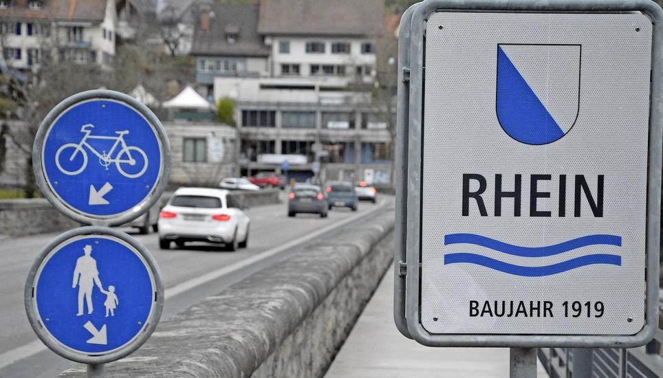 Lässt aus Sicht von Gemeinden, Kantonsräten und Gewerbevertretern viele Fragen offen: Die vorgesehene Sanierung der Ortsdurchfahrt Eglisau, hier mit dem Herzstück, der alten Rhein-Strassenbrücke. Bild: Alexander Joho